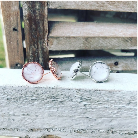 Crown Howlite Studs - Picture 1 of 2